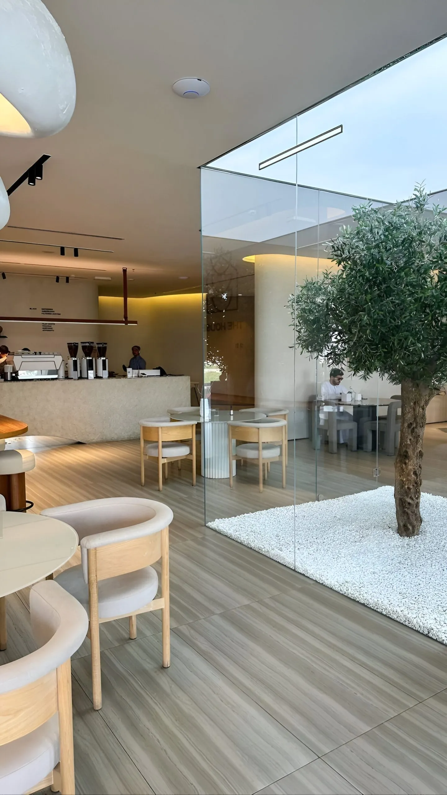 Thiết Kế Quán Cà Phê Phong Cách Minimalism – Sự Kết Hợp Giữa Tinh Tế Và Hiện Đại - 5 | THI CÔNG XÂY DỰNG - SẢN XUẤT, LẮP ĐẶT NỘI THẤT: NHÀ Ở, VĂN PHÒNG, KHÁCH SẠN... - GIA PHAM HOMES Design & Construction