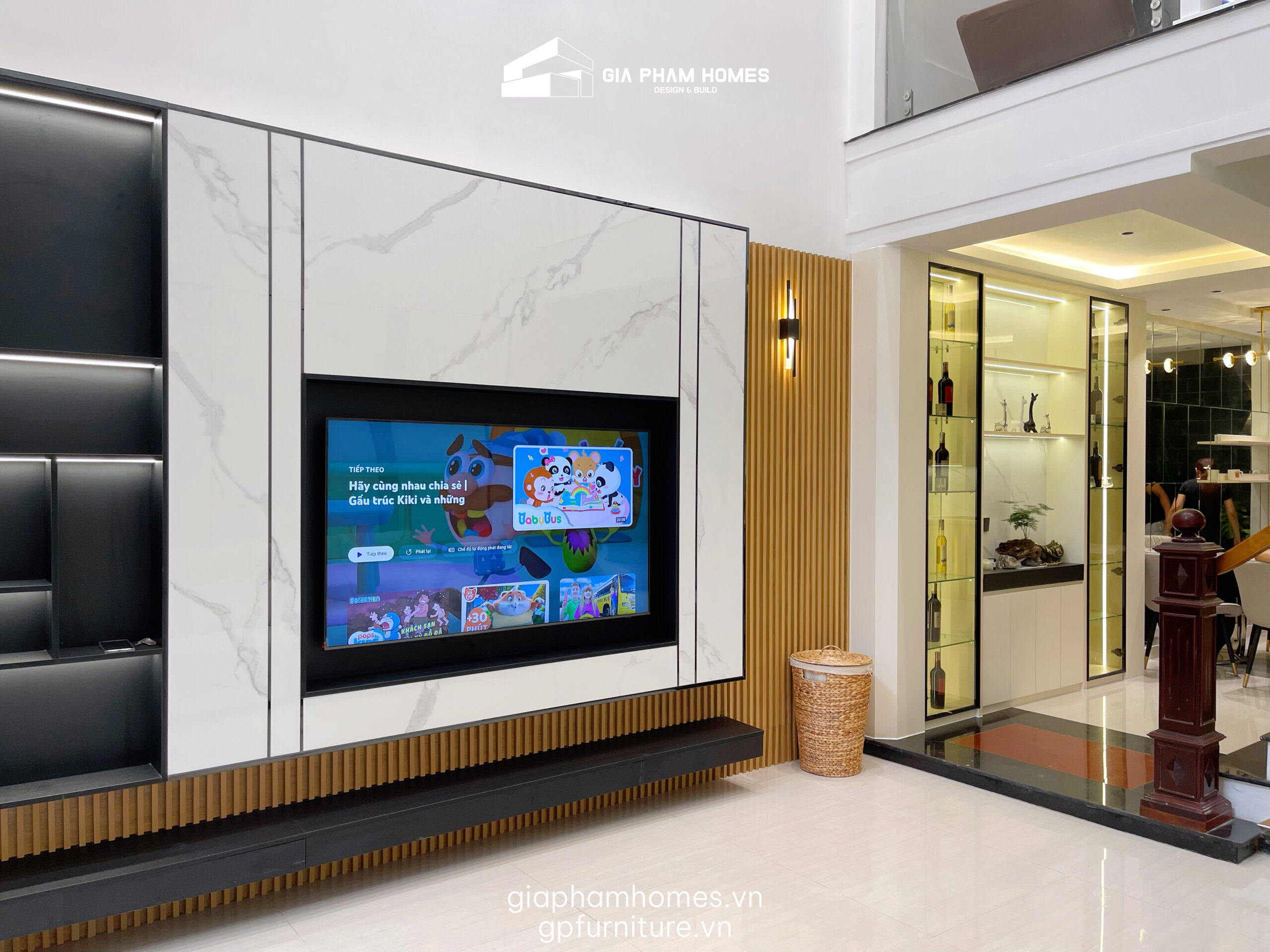 2. Phòng Bếp: Tiện Nghi Từng Centimet
Khu vực bếp nấu được thiết kế theo tiêu chí: Sạch sẽ - Gọn gàng - Sang trọng.
Tủ bếp Acrylic bóng gương: Sử dụng cốt gỗ MDF chống ẩm phủ Acrylic tông màu beige nhã nhặn. Bề mặt bóng gương không chỉ đẹp mà còn giúp gia chủ dễ dàng vệ sinh dầu mỡ.