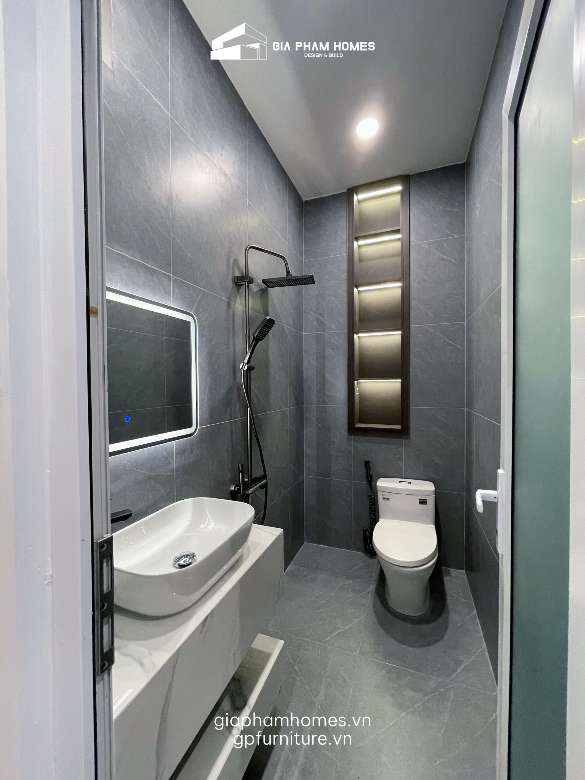 Thiết kế phòng tắm WC hiện đại gạch ốp xám khói.