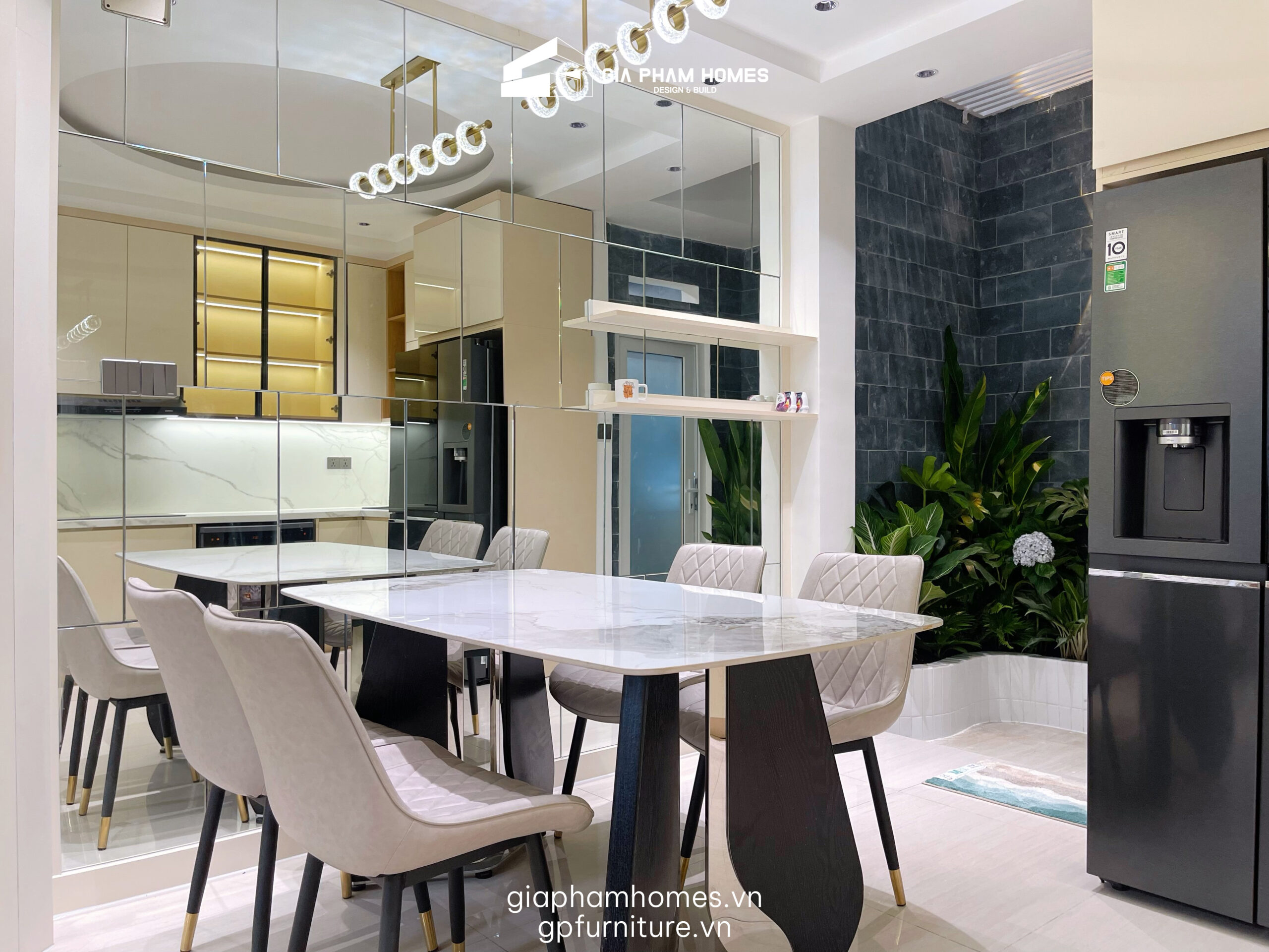 2. Phòng Bếp: Tiện Nghi Từng Centimet
Khu vực bếp nấu được thiết kế theo tiêu chí: Sạch sẽ - Gọn gàng - Sang trọng.
Tủ bếp Acrylic bóng gương: Sử dụng cốt gỗ MDF chống ẩm phủ Acrylic tông màu beige nhã nhặn. Bề mặt bóng gương không chỉ đẹp mà còn giúp gia chủ dễ dàng vệ sinh dầu mỡ.