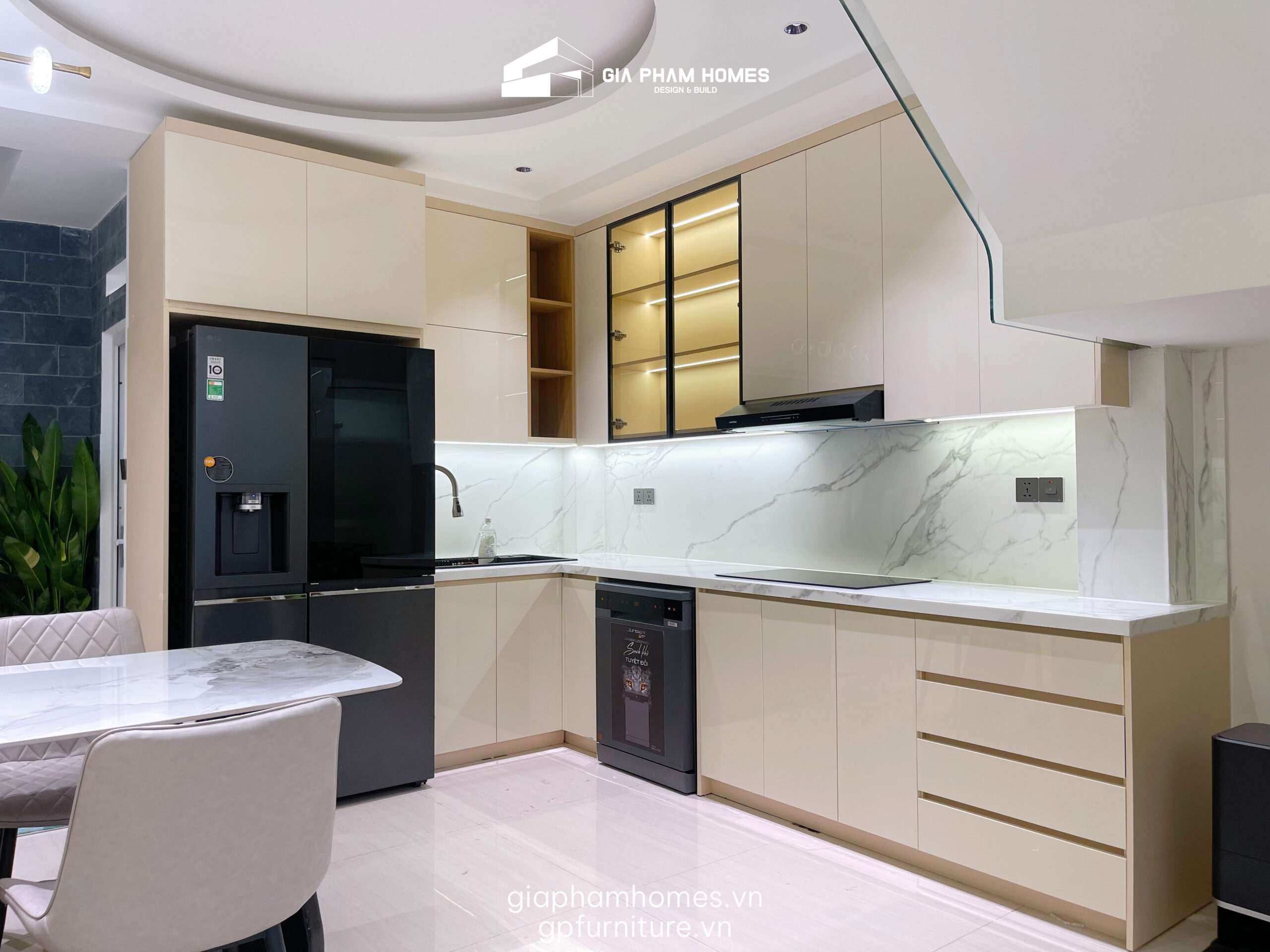 2. Phòng Bếp: Tiện Nghi Từng Centimet
Khu vực bếp nấu được thiết kế theo tiêu chí: Sạch sẽ - Gọn gàng - Sang trọng.
Tủ bếp Acrylic bóng gương: Sử dụng cốt gỗ MDF chống ẩm phủ Acrylic tông màu beige nhã nhặn. Bề mặt bóng gương không chỉ đẹp mà còn giúp gia chủ dễ dàng vệ sinh dầu mỡ.