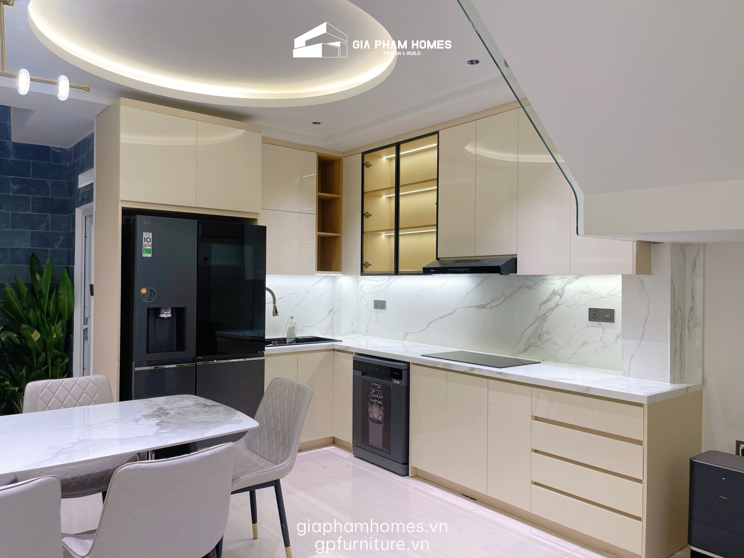 2. Phòng Bếp: Tiện Nghi Từng Centimet
Khu vực bếp nấu được thiết kế theo tiêu chí: Sạch sẽ - Gọn gàng - Sang trọng.
Tủ bếp Acrylic bóng gương: Sử dụng cốt gỗ MDF chống ẩm phủ Acrylic tông màu beige nhã nhặn. Bề mặt bóng gương không chỉ đẹp mà còn giúp gia chủ dễ dàng vệ sinh dầu mỡ.